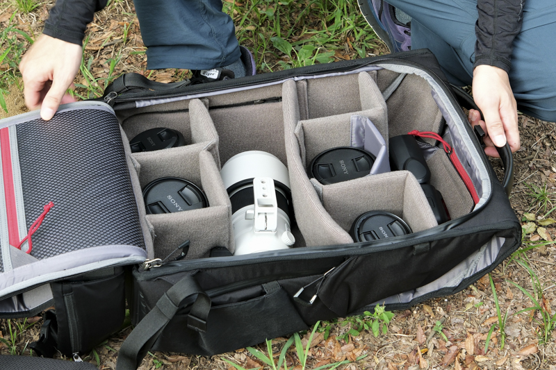 マルチモードバックパック30の収納例。FE 100-400mm F4.5-5.6 GM OSSを装着したα7R V（バッテリーグリップ付き）、FE 14mm F1.8 GM、FE 24-70mm F2.8 GM、FE 16-35mm F2.8 GM、FE 50mm F1.4 GM、クリップオンストロボを収納