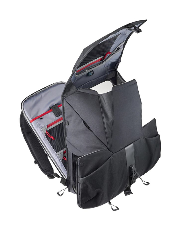 マルチモードバックパック30の各部を開口した状態