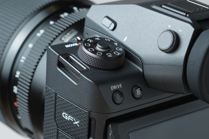 シャープなエッジも特徴的