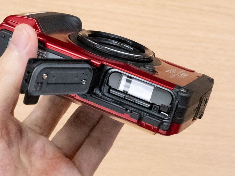 メモリーカードとバッテリー室