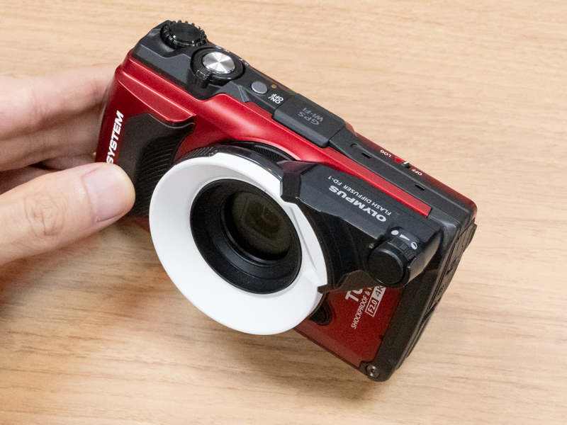 フラッシュディフューザーFD-1を装着。手持ちマクロ撮影用のアクセサリー