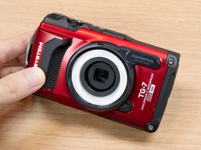 LEDライトガイドLG-1を装着。レンズ前1cmでも被写体を均一に照らす。TG-1から続くアイテム