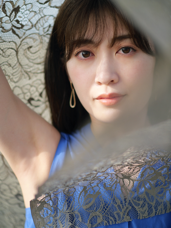 撮影：高桑正義　モデル：榊原美紅　ヘアメイク：川口陽子　スタイリスト：博多屋あい<br><span class="fnt-85">LUMIX G9PROII／LEICA DG NOCTICRON 42.5mm/F1.2 ASPH./POWER O.I.S.／42.5mm（85mm相当）／マニュアル露出（1/2,000秒・F1.2）／ISO 100</span>