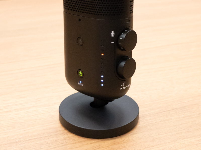 レベルゲージを見ながらボリュームを調節できる。マイク本体の底面には1/4インチネジが備わる。スタンドはワンタッチで着脱可能