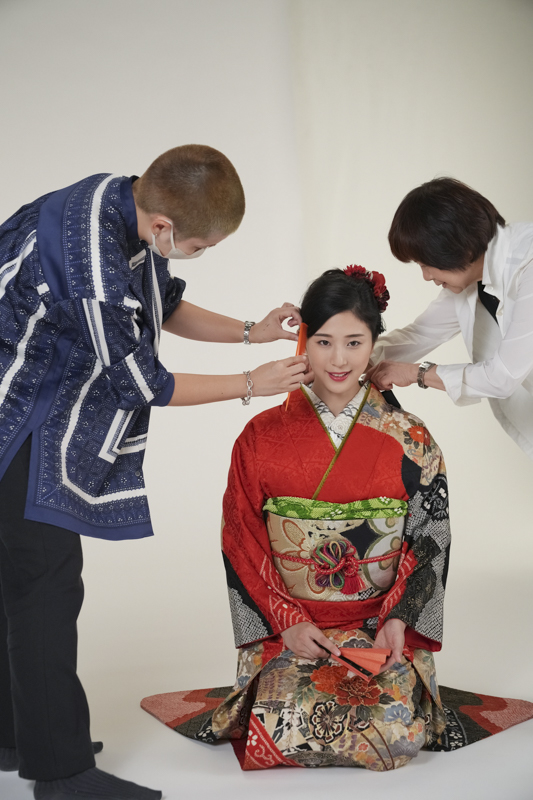 表紙撮影時、微調整の様子。あまり上半身を反り過ぎると着物の場合はひっくり返りそうに見えるのでやや前かがみのような形が一番美しいと思う