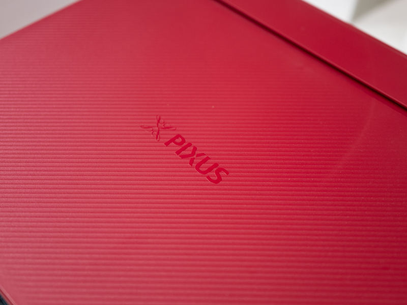 天面パネルはマット仕上げ。側面部分のツヤありパネルと使い分けている