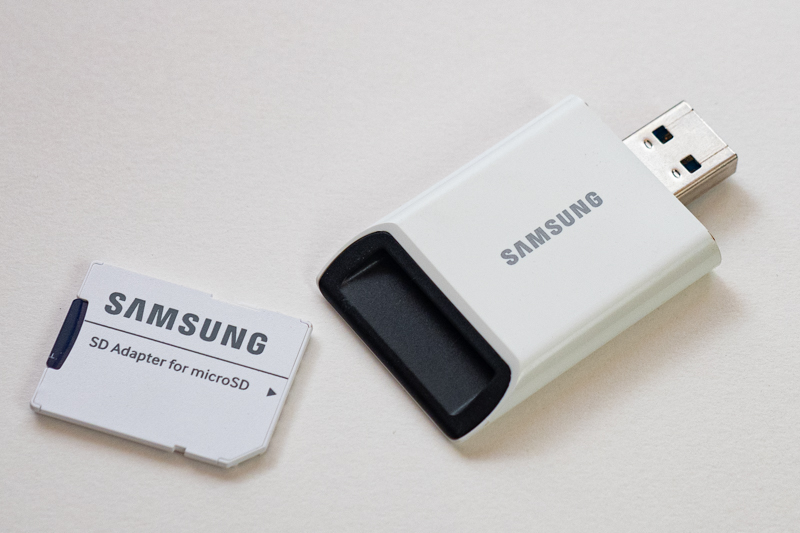 後日、単体で販売予定のSamsung SDカードリーダー（ver3.0）。メモリーカードを挿入するスロット部分が斜めに開口しているため、抜き差しがとてもしやすい。raytrek R5-RL5のUSB 3.2 Gen1端子に接続して、各メモリーカードのベンチマークを計測した