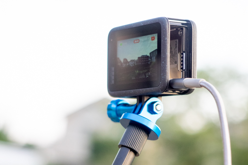 今回の撮影は熱停止に悩まされたため対策を施した。本体からバッテリーを抜いて蓋を外し、内部に空間を作って空冷の効果を高める。電源はモバイルバッテリーから供給。歩いていると開口部に風が吹き込むため、4K120fpsでも熱停止しにくい。ただし、防塵防滴防水などは皆無になるので自己責任で撮影してほしい