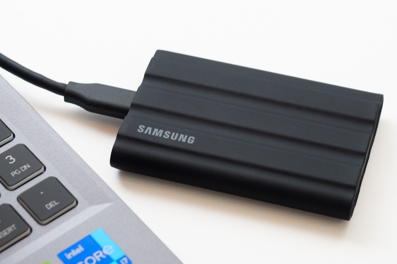 超軽量（98g）のポータブルSSD「T7 Shield」。最大読み出し1,050MB/秒、最大書き込み1,000MB/秒を誇るT7シリーズのひとつで、防塵、防滴、防水性能にプラスしてセキュリティー機能を搭載したタフなモデル。バックアップ用途だけでなく、超高速なアクセス速度から作業用ドライブとしても快適