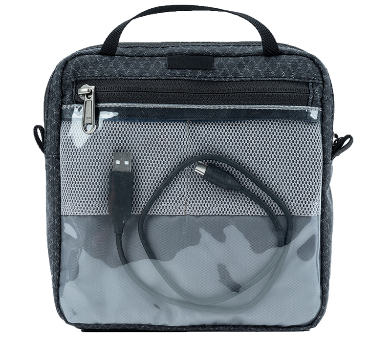 背面にはメッシュオーガナイザー付きのシッパーポケットを備える