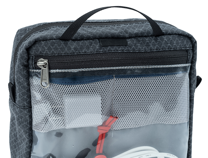 写真はいずれもケーブル マネージメント 30