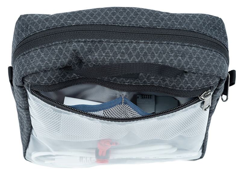 写真はいずれもケーブル マネージメント 30