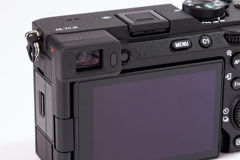 EVFに使用されるOLEDパネルはα7R Vの0.64型に対し、α6000系と同じ0.39型が用いられている