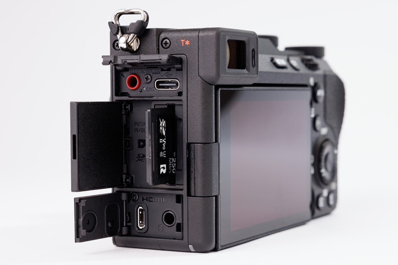 細かいが、大きなα7系ボディとSDカード挿入の向きが逆で、ラベルが見える向きで挿入する必要がある