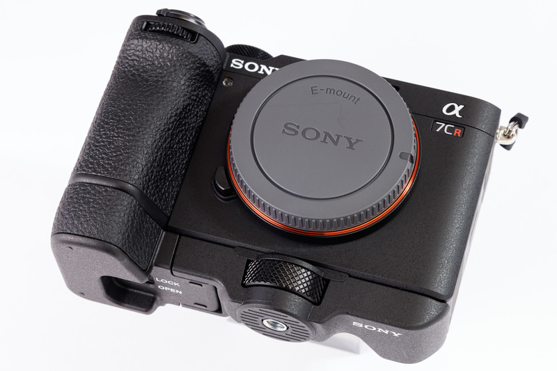 GP-X2装着後の底面はフラットになっているためテーブルなどにも安定しておくことができる