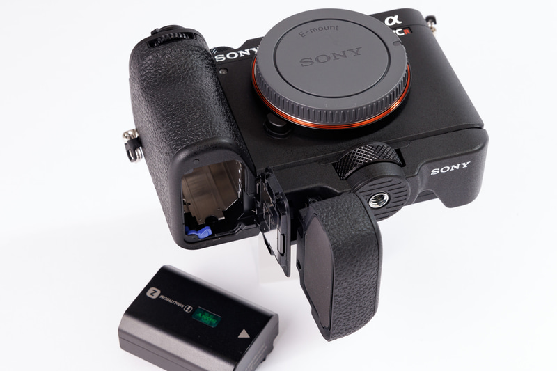 装着したままでのバッテリー交換も可能