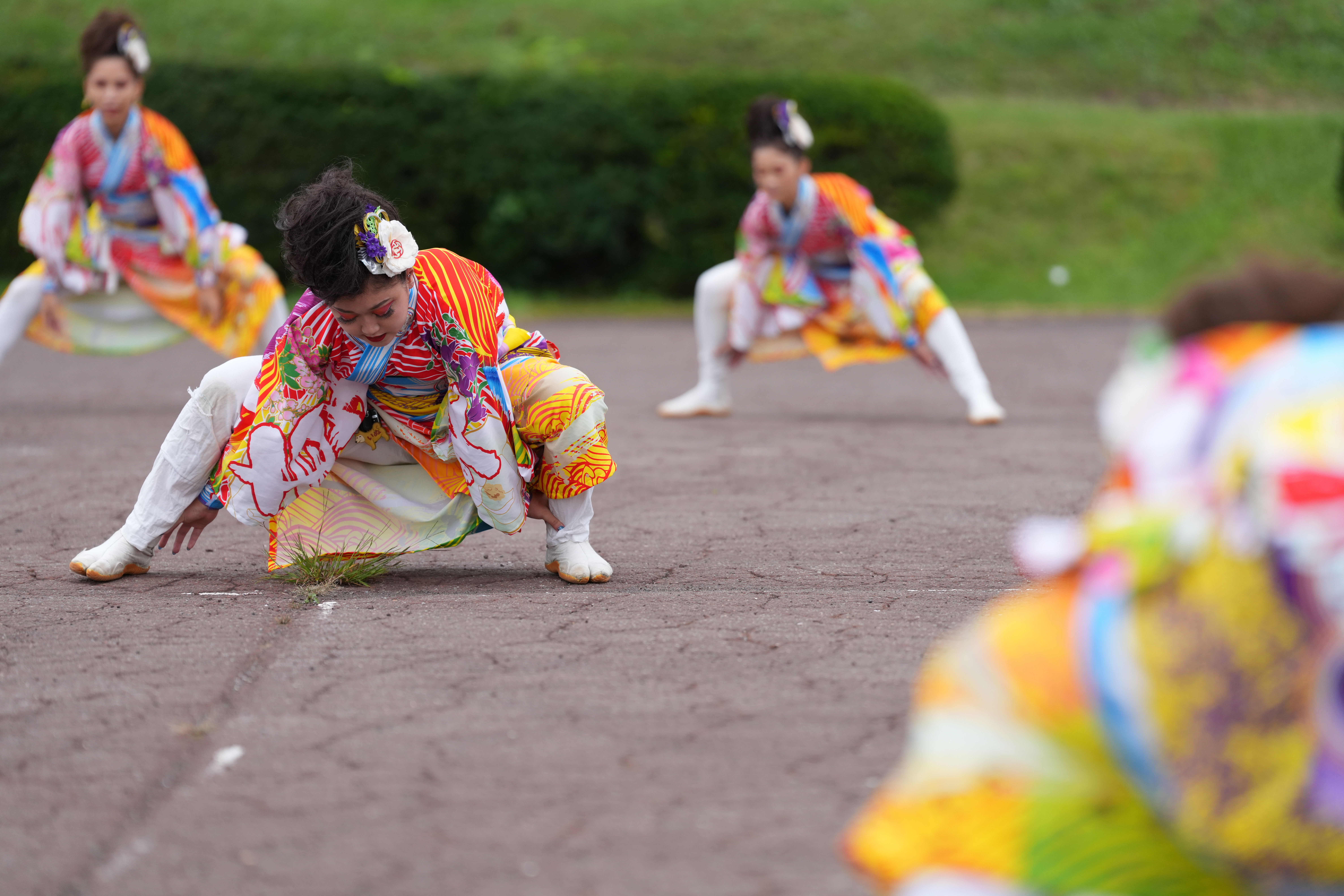 よさこいチーム 恵庭紅鴉に協力いただき、練習風景を撮影させてもらった。人間が人物と認識できるシーンならだいたいカメラも反応してくれる。ただし、集団演舞のように人物が密集して激しく動いている場合は、1人を正確にトラッキングし続けるのは難しい<br><span class="fnt-85">α7CR／FE 70-200mm F2.8 GM OSS II／185mm／絞り優先AE（1/1,000秒・F3.2・+0.3EV）／ISO 500／WB：オート</span>