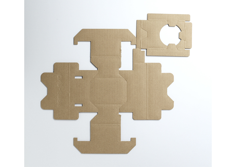 段ボールパッキンを展開した状態。1枚のダンボールで制作することで、部品の追加を回避しているという