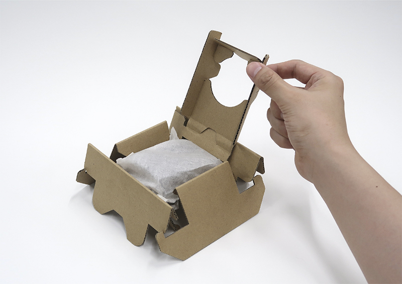 カメラの暴れ防止として機能するフタ部分も、1枚の段ボールとして一体化