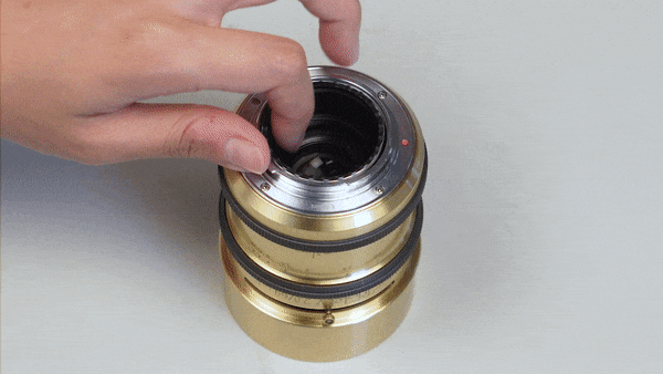 背面から交換する