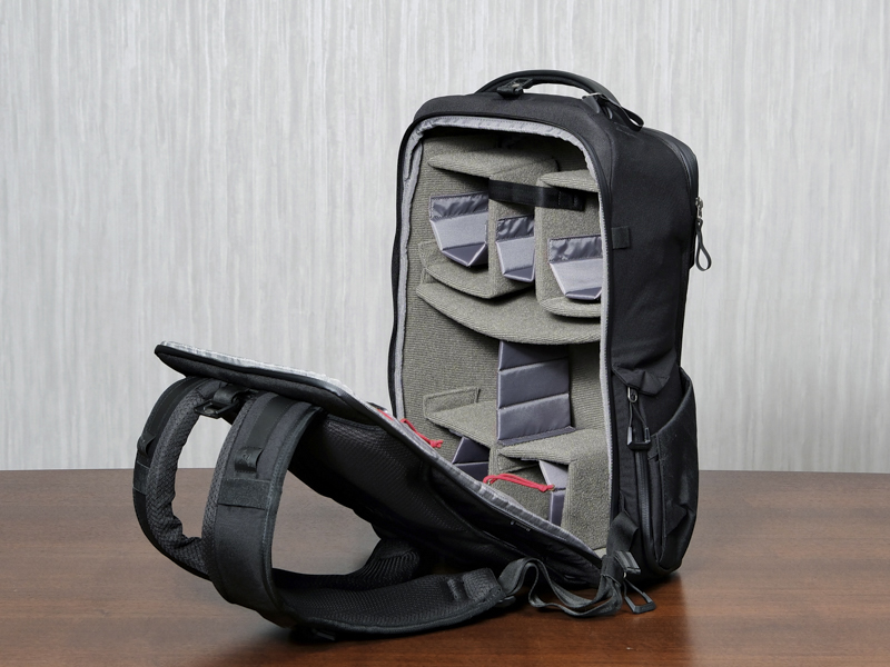 その名の通りリア（背面）がフルオープンになる