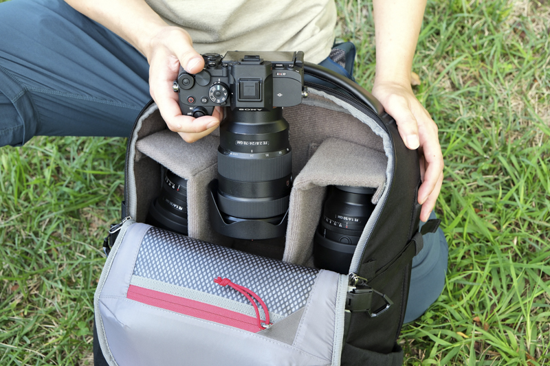 前方が大きく開くので、上部からのカメラ取り出しも容易