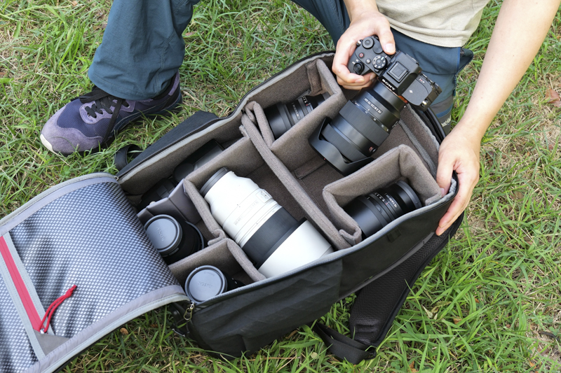 ボディ2台体制の例。収容物はα7R V、FE 16-35mm F2.8 GM、FE 24-70mm F2.8 GM、FE 100-400mm F4.5-5.6 GM OSS、FE 35mm F1.4 GM、FE 50mm F1.2 GM、FE 100mm F2.8 STF GM OSS、クリップオンストロボ