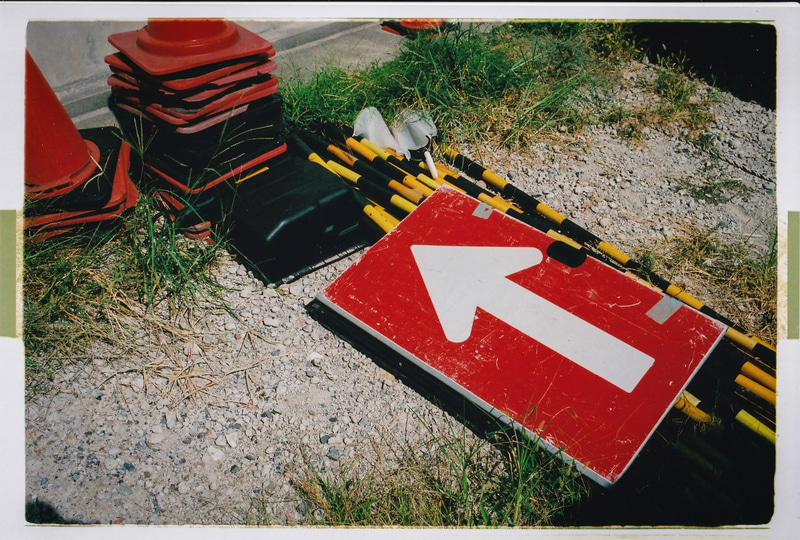 明日の方向を示す矢印かと思ったら、先は壁でした。筆者の人生と同じですね。赤も綺麗に再現しました<br>ニコンFE2／Nikon Lens Series E 35mm F2.5（F11・1/500秒）／フジカラーSUPERIA X-TRA400