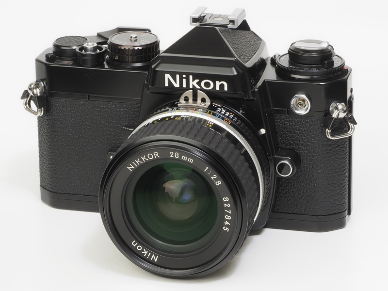 ニコンFE。少しスッキリした感があるのはやはり銘板のデザインからでしょうか。ここまではカメラ前面に機種名が入っていません。賛成です。でもFMと共用すると間違えるんだよね