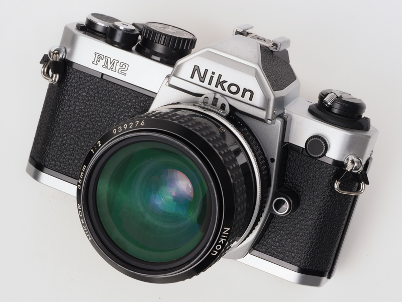 なるほど、銘板部分はFMとかなり異なるデザインで、デコッパチ感覚が少し薄れました。でもNikonのロゴがまだ主張している感じがします。Z fのそれとも違いますね