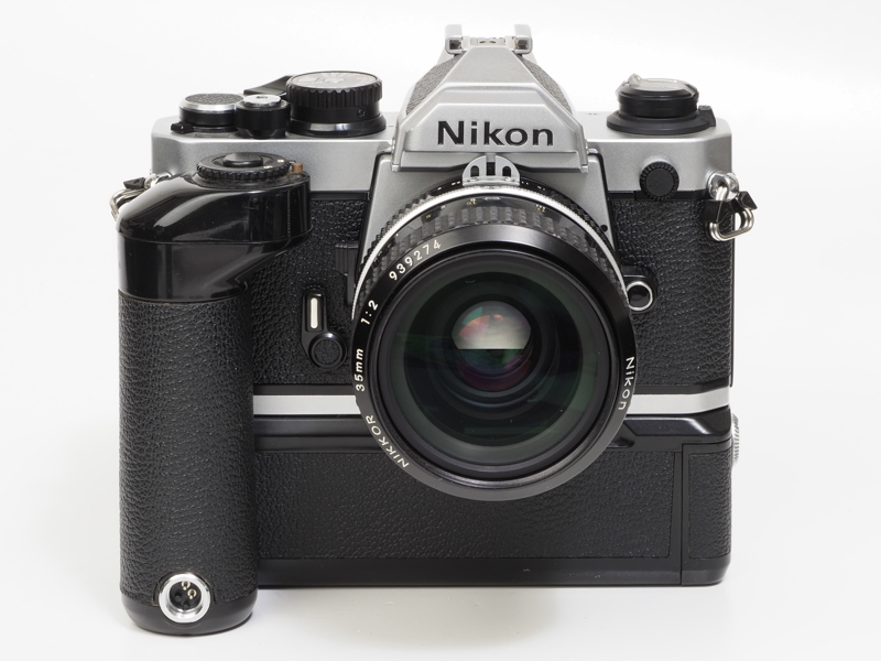 モータードライブMD-12を装着しました。いきなり重たくなります。グリップ感は向上しますから長焦点レンズには使いたいですね。自動フィルム巻き戻しはできません