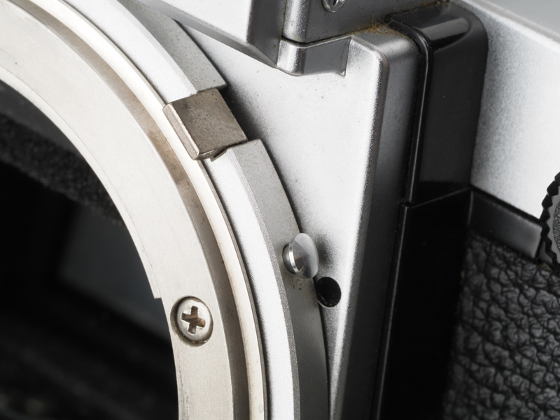 AI連動レバーは跳ね上げ式ですから、非AIのニッコールオートレンズも任せておけよという体制。いいんだけど、絞りこみ測光だからなあ