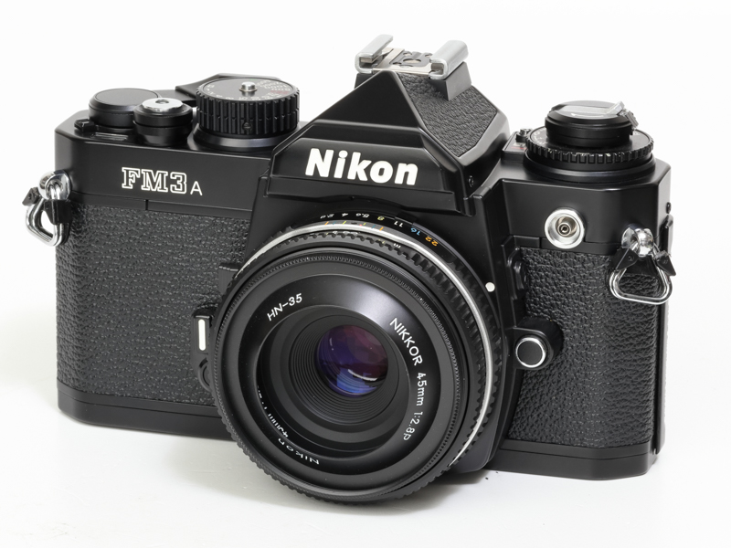 ニコンの新ロゴの銘板が似合わなくて、泣きそうです。少しでも差別化しようとしたんですかねえ。反対意見とか出なかったのかな。あ、そうだ“社内では出なかった”と言っていた記憶が