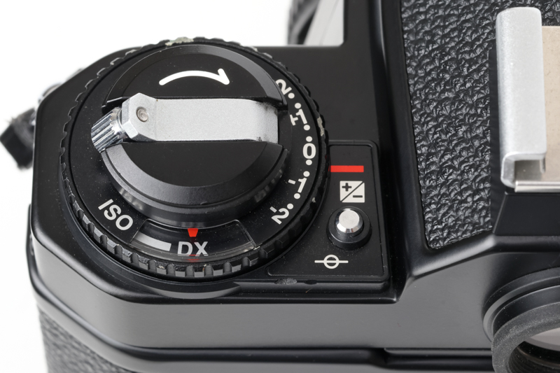 FM3AはパトローネのDXに対応しております。だからどうしたという感じがします。フィルム室に接点があってカッコ悪いです。フィルム装填毎にこれを見なければなりません