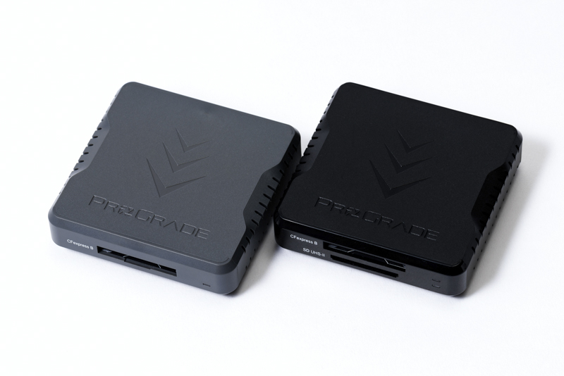 左からUSB4.0シングルスロットカードリーダー PG05.6、USB3.2Gen2 ダブルスロットカードリーダー PG05.5