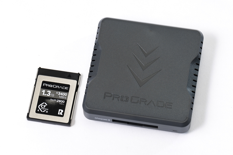 左からCFexpress 4.0 Type B COBALT 1.3TB、USB4.0シングルスロットカードリーダー PG05.6