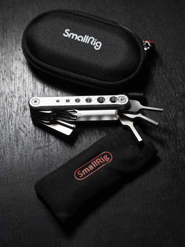 SmallRig 2213。+-ドライバー、六角レンチ、トルクスレンチが一体となっている。材質はアルミ、ステンレス、工具鋼で、見ての通りツールに十分以上の厚みを持たせていることが特徴だ。おかげでしっかりとトルクをかけられる。しっかりしたケースと布袋も付属しており、ネジ変換パーツや予備ネジを入れておけるのだ