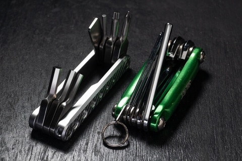 クルマとカメラ、車中泊：#07：愛用のマルチツールたち - デジカメ Watch