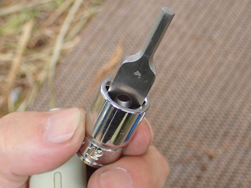 ということで、どうしても外れないネジをSmallRigのマルチツールをバラして使ってみた時の写真がこれ。くれぐれも言っておきますけど間違った使い方です（笑）。しかし結果は工具もネジも壊すことなく、一瞬で固着したネジを外せました。SmallRigのマルチツールが精度も強度も素晴らしいものであることが確認できました