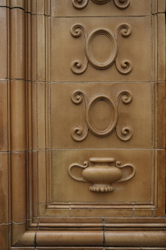 入口に施されたテラコッタが実に優美で印象的だった