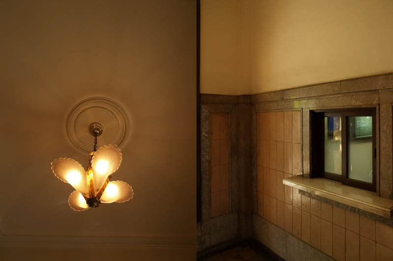 照明や調度品も美しい。写真右は入口を入ってすぐにある受付（2006年11月撮影）