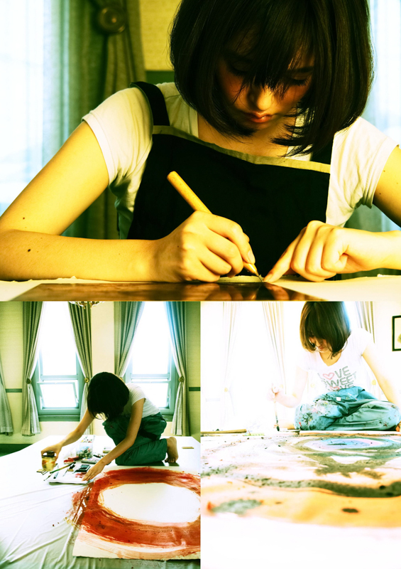 小松さんが絵を描いていく様とポートレートを撮影した（2010年）