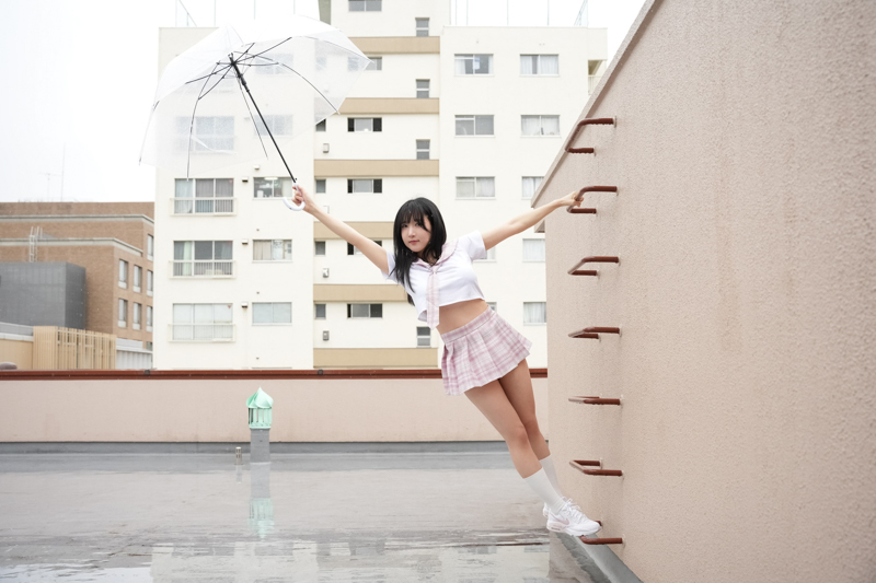 イ・リンちゃんのDVD・写真撮影。雨の日の屋上もそれはそれでいいのだ（2023年）