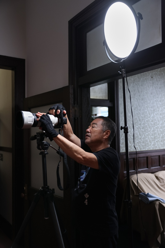 この日は曇りの1日だった。状況によって光を足す。この空間からいろんなものを感じながらシャッターを切る