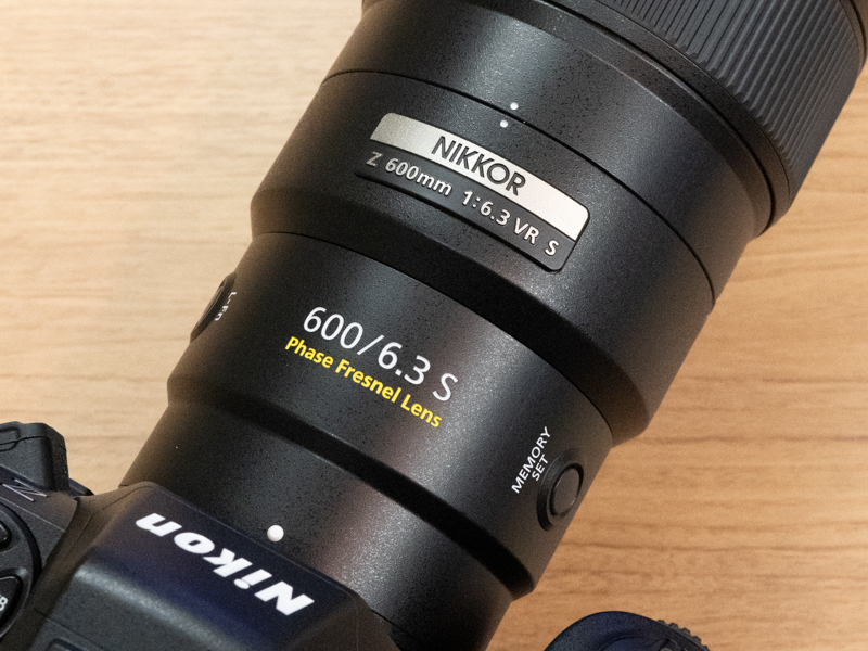 鏡筒にはPFレンズの表記が記されている