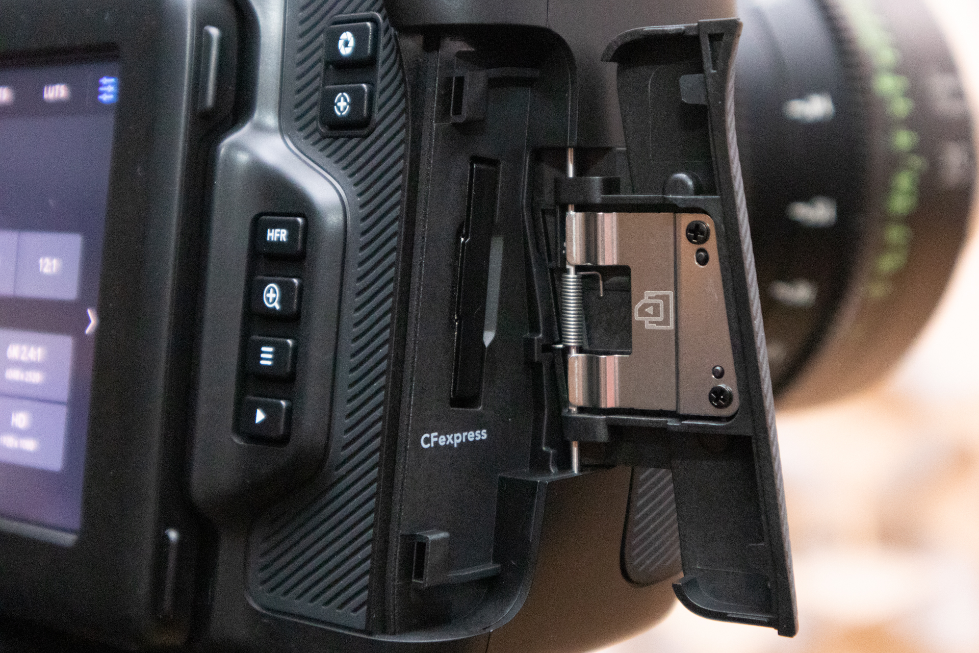 カードスロットは右側面にある