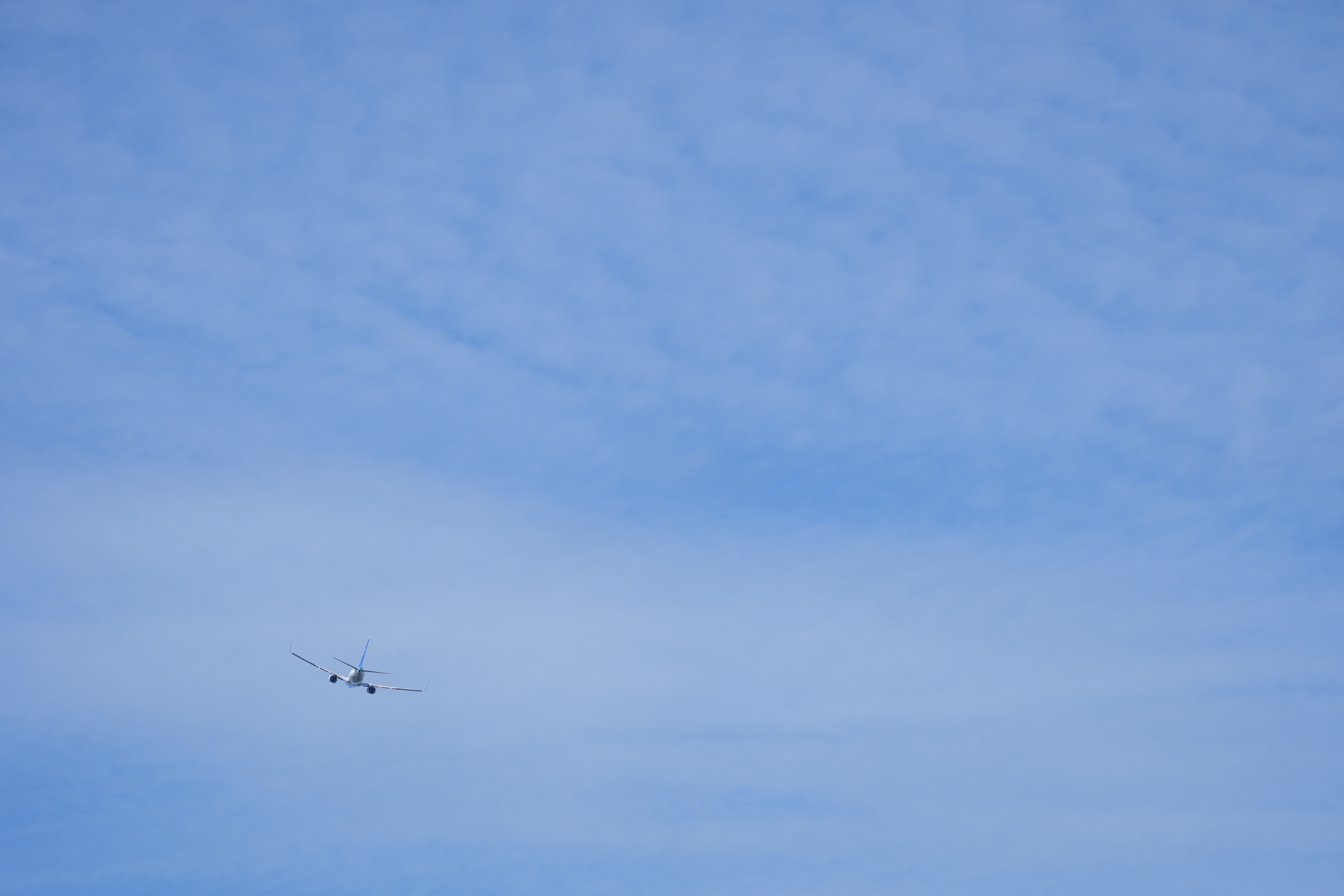 離陸から、飛行機が小さくなるまでしばらくトラッキングをし続けたが全く問題なく被写体を掴み続けることができた<br><span class="fnt-85">α7C II／FE 70-200mm F2.8 GM OSS II／200mm／絞り優先AE（1/4,000秒・F2.8・±0EV）／ISO 100／WB：オート</span>