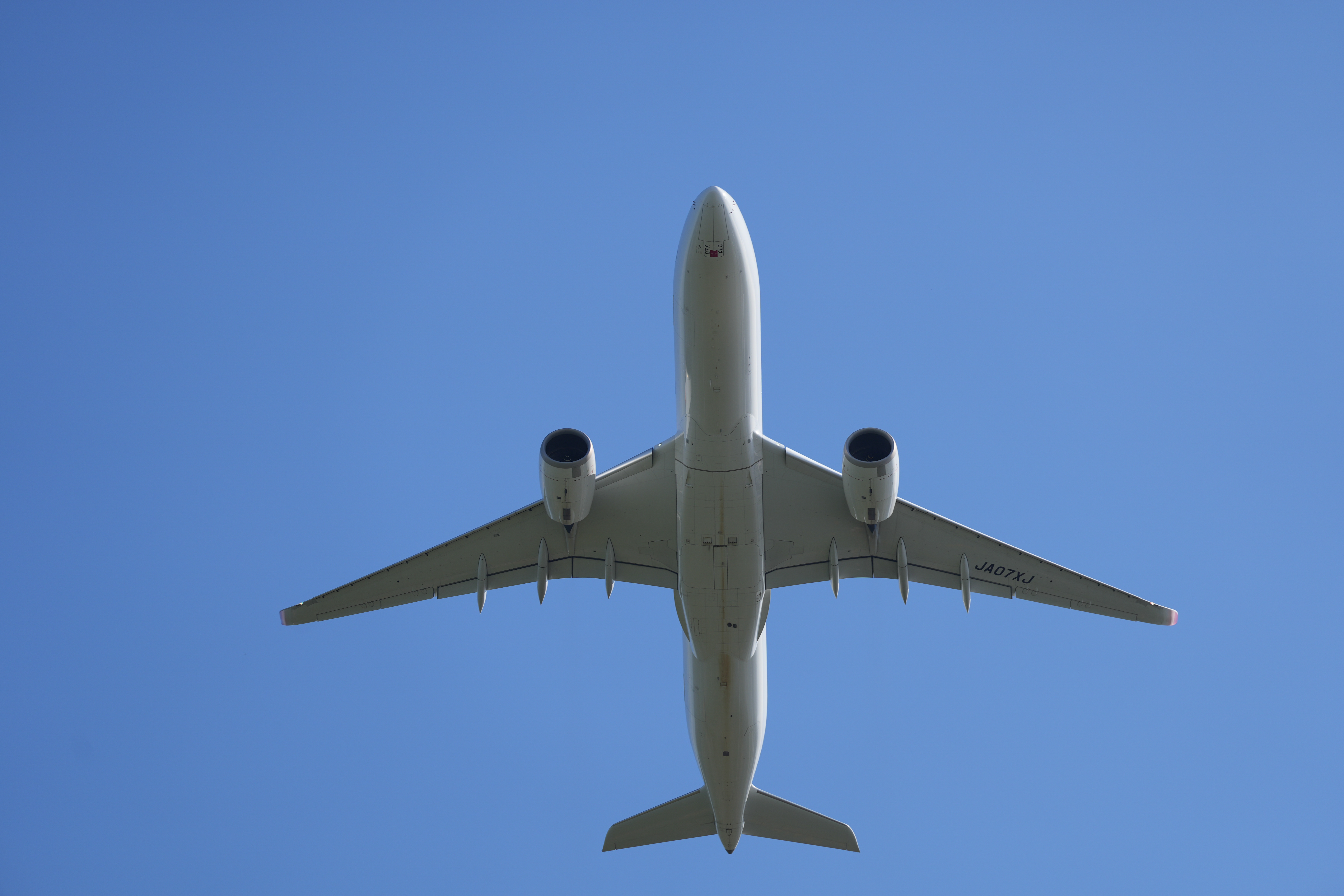 真下からの飛行機もしっかり認識<br><span class="fnt-85">α7C II／FE 70-200mm F2.8 GM OSS II／200mm／絞り優先AE（1/2,000秒・F4・±0EV）／ISO 100／WB：オート</span>