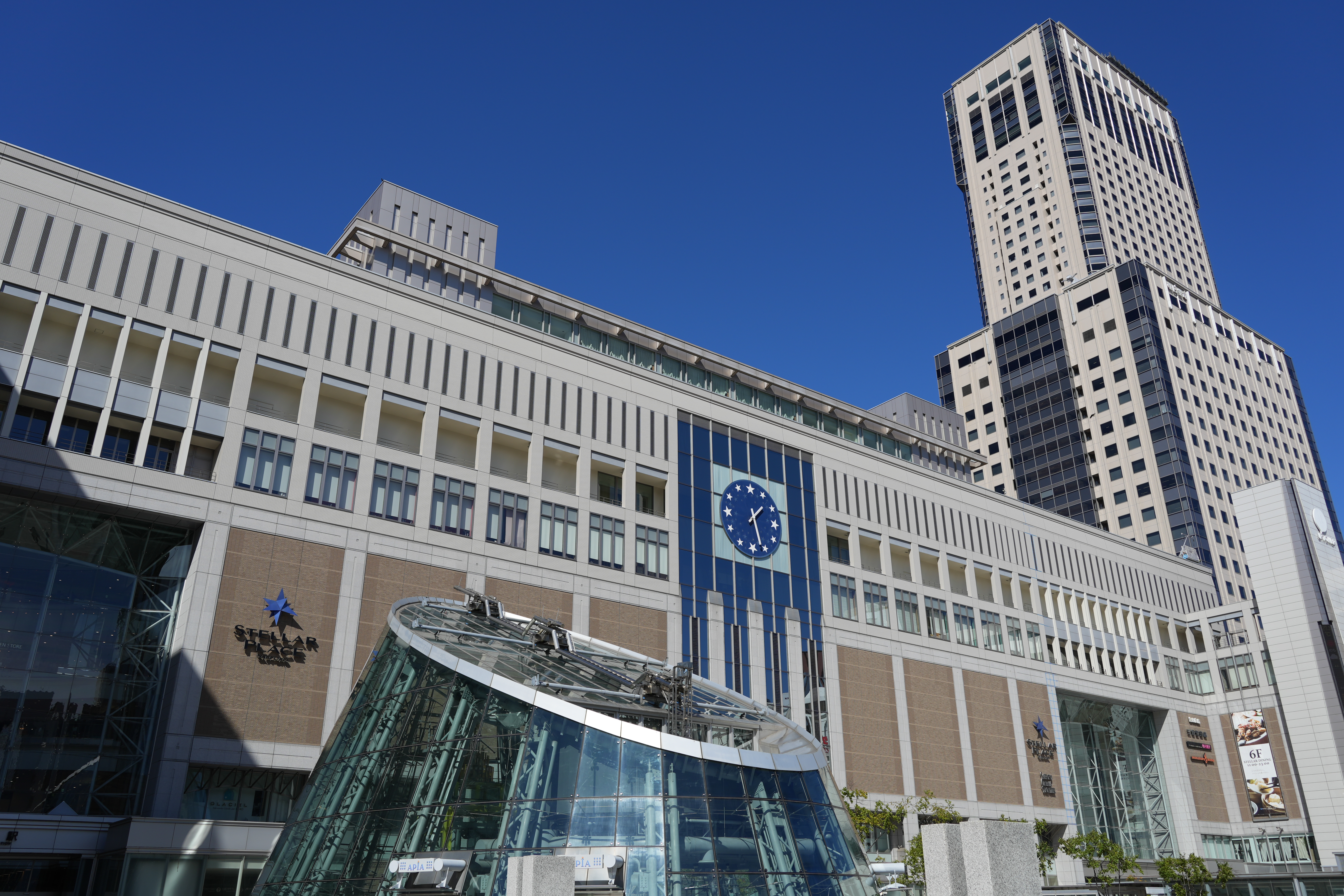 いつも私が定点観察用に撮影している札幌駅南口をFE 28-60mm F4-5.6で撮影。微細な模様が連続する壁面もしっかり描けている解像感だ<br><span class="fnt-85">α7C II／FE 28-60mm F4-5.6／28mm／絞り優先AE（1/500秒・F8・±0EV）／ISO 100／WB：オート</span>
