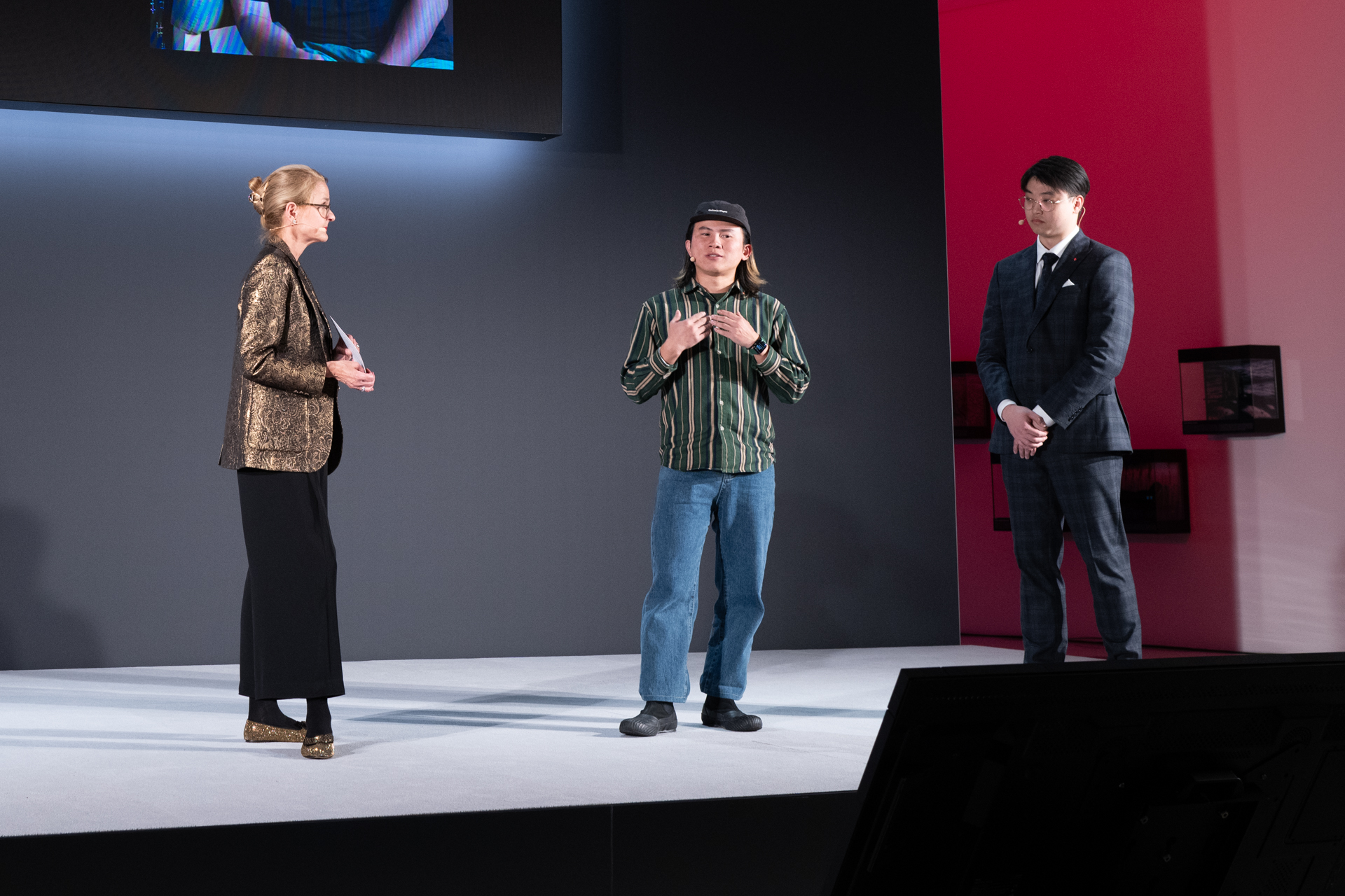 新人部門受賞者の樂子毅（中央）